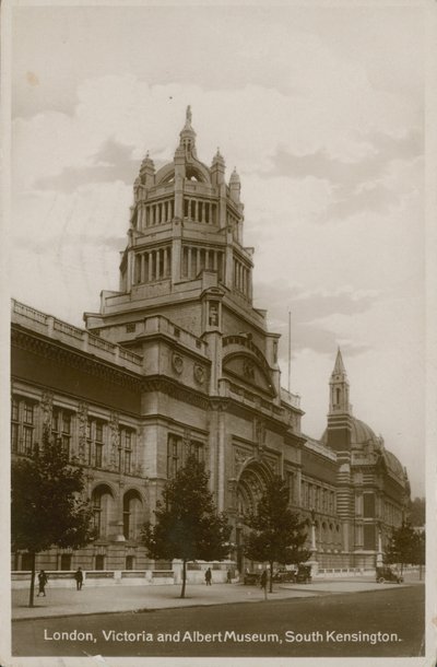 Victoria and Albert Museum, South Kensington, Londra da English Photographer